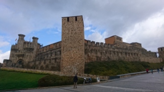 Vista frontal del castillo de Ponferrada
