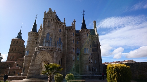Palacio episcopal, Gaudí